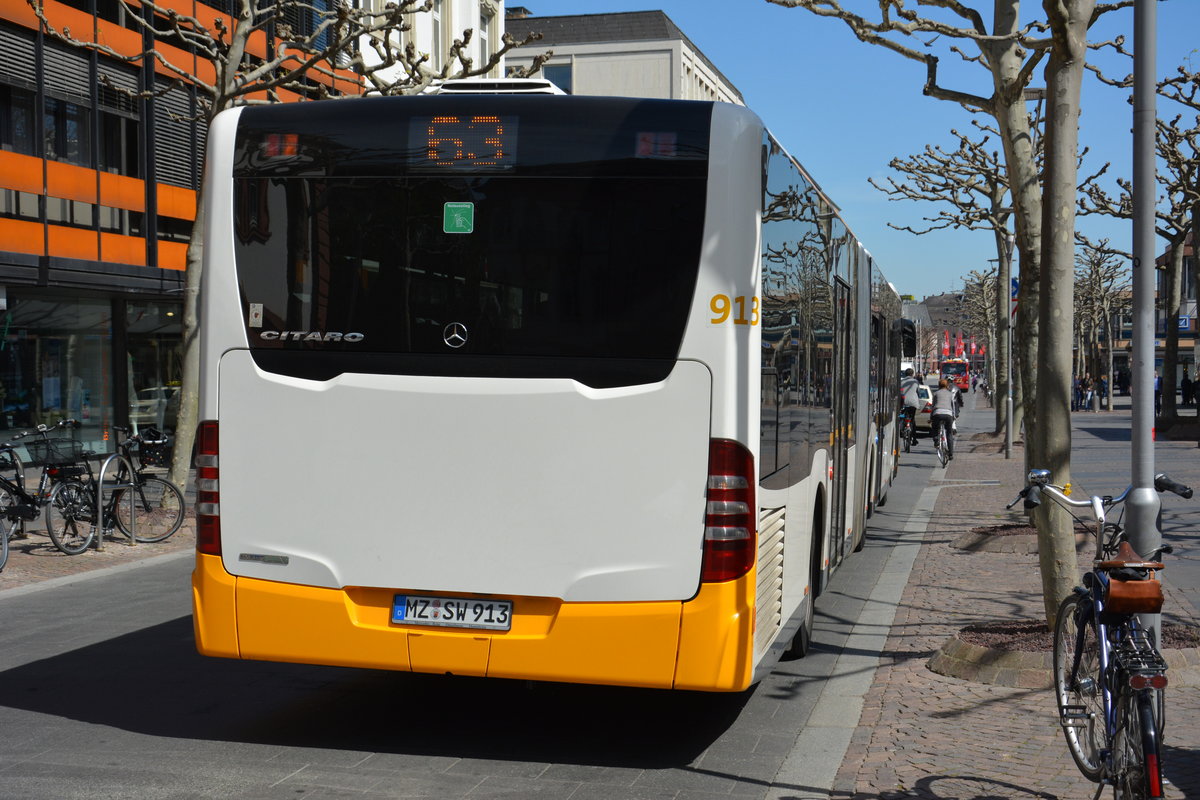 Am 21.04.2016 fährt MZ-SW 913 auf der Linie 63. Aufgenommen wurde ein Mercedes Benz Citaro G II / Mainz Innenstadt.
