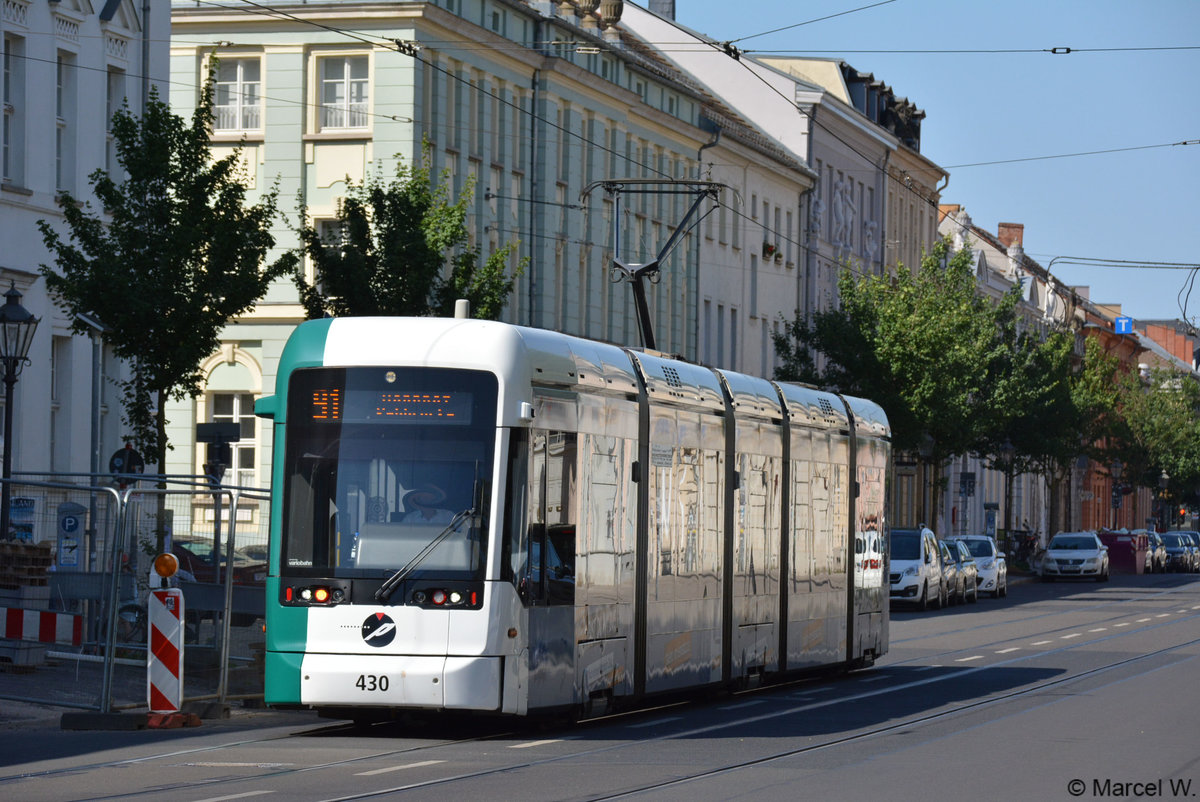 Am 21.05.2018 fuhr diese Vario Bahn  430  auf der Linie 91 zum Bahnhof Rehbrücke. Aufgenommen am Platz der Einheit in Potsdam. 