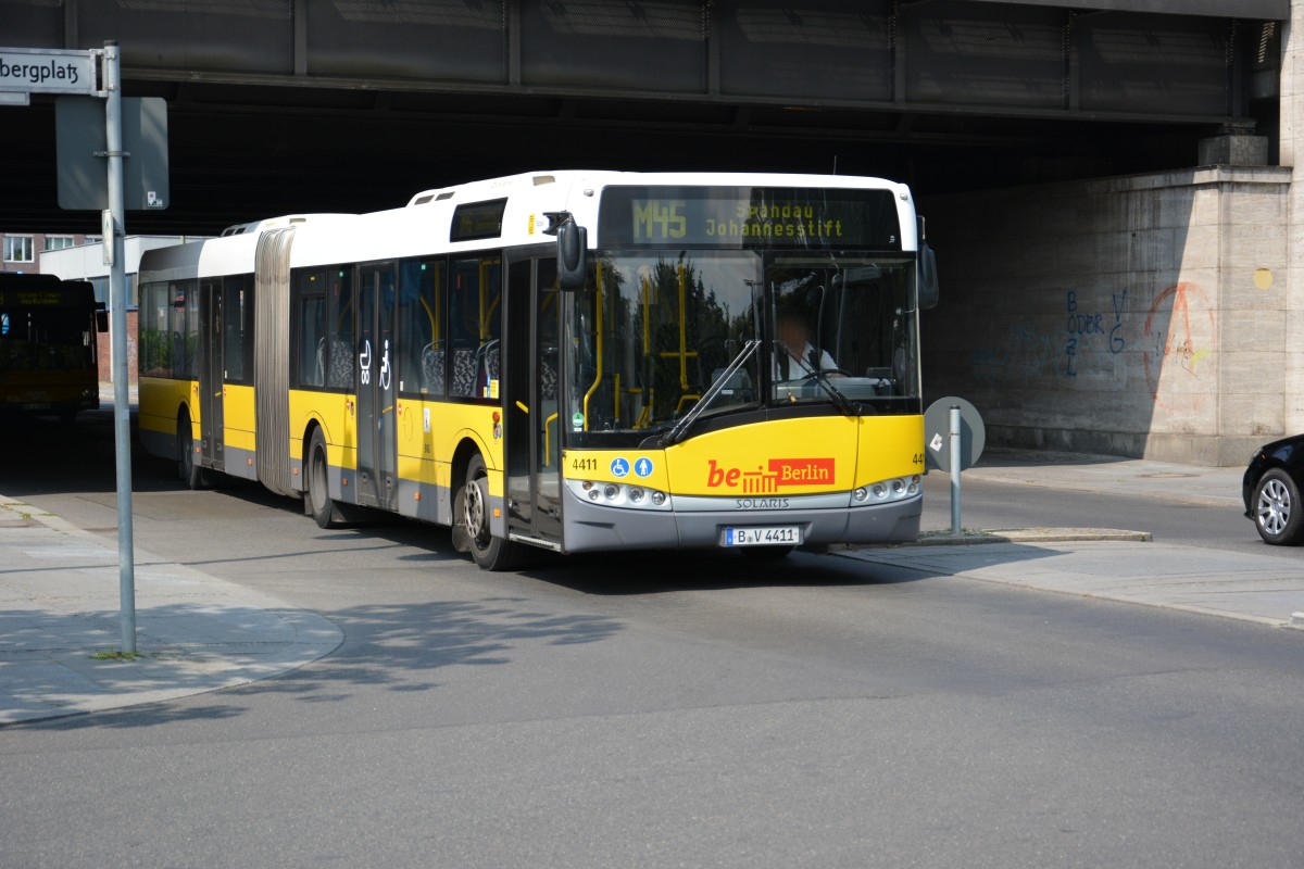 Am 21.08.2014 fhrt B-V 4411 (Solaris Urbino 18) auf der Linie M45. Aufgenommen Berlin Zoologischer Garten.
