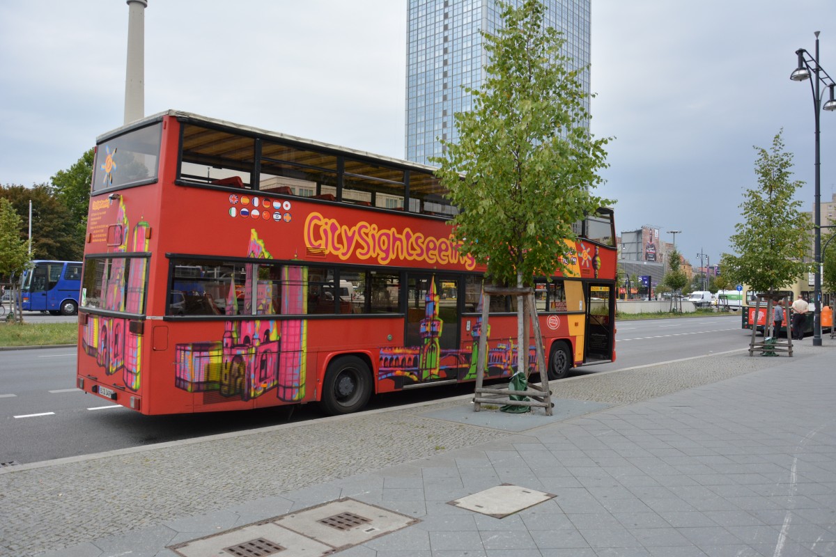 Am 21.08.2014 steht B-D 3499 (MAN SD 202) am Alexanderplatz in Berlin.