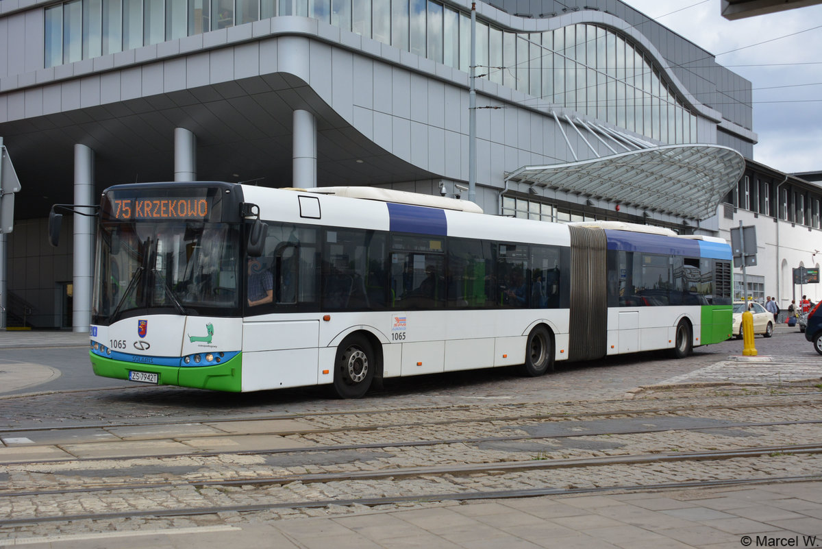 Am 23.06.2018 fuhr ZS-7942T auf der Linie 75 durch Stettin. Aufgenommen wurde ein Solaris Urbino 18. 