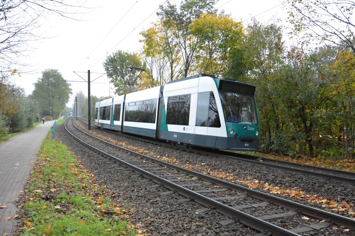 Am 25.10.2014 fhrt aufgrund von Bauarbeiten die Linie 93 zum Kirchsteigfeld. Aufgenommen zwischen H-M-Allee und Schlaatz. (Siemens Combino 414  Charlottenburg ) 