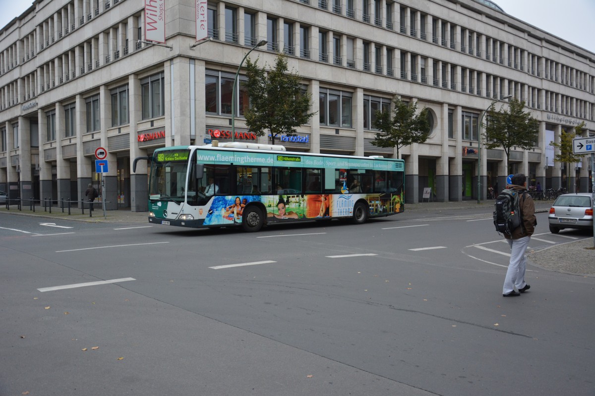 Am 25.10.2014 fährt P-AV 907 (Mercedes Benz O530) auf der Linie 603 zur Höhenstraße in Potsdam. Aufgenommen am Platz der Einheit.