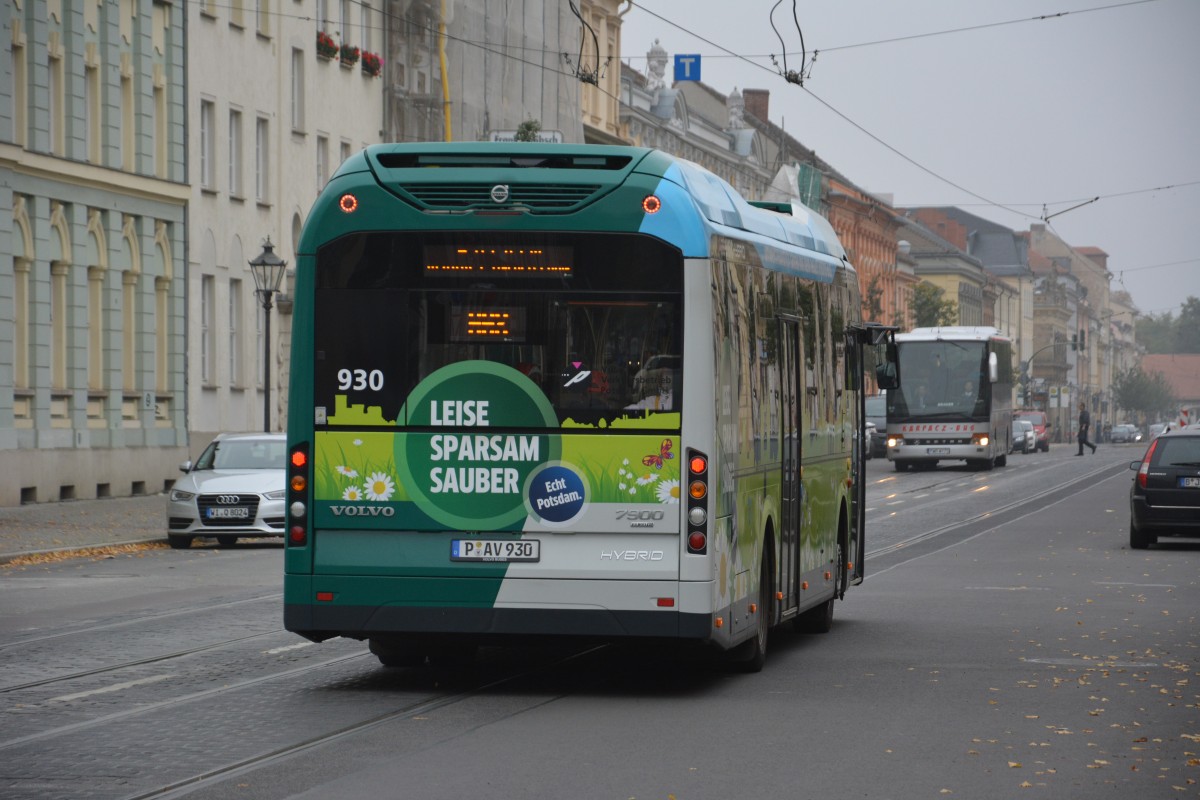 Am 25.10.2014 fhrt P-AV 930 (Hybrid Volvo 7900) auf der Linie 692 Richtung Institut. Aufgenommen Platz der Einheit, Potsdam.