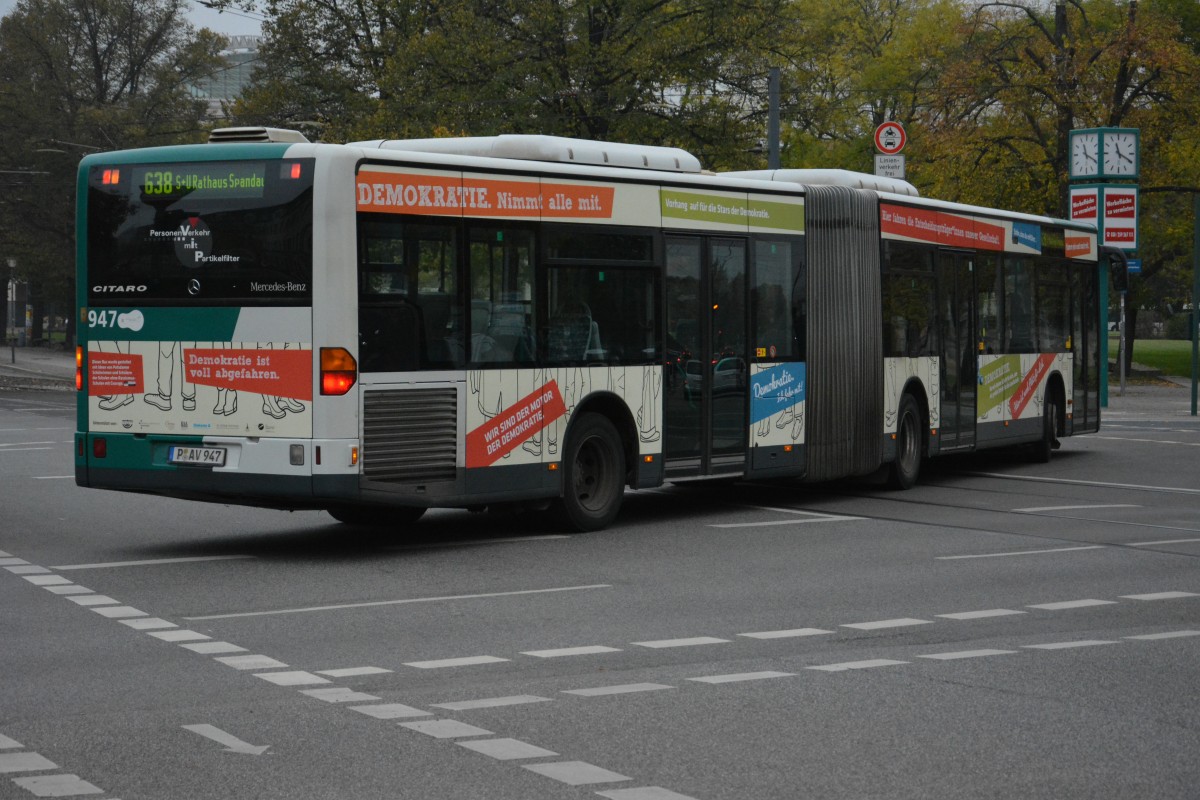 Am 25.10.2014 fährt P-AV 947 auf der Liniie 638 zum Rathaus Spandau. Aufgenommen wurde ein Mercedes Benz O530 , Potsdam Platz der Einheit.