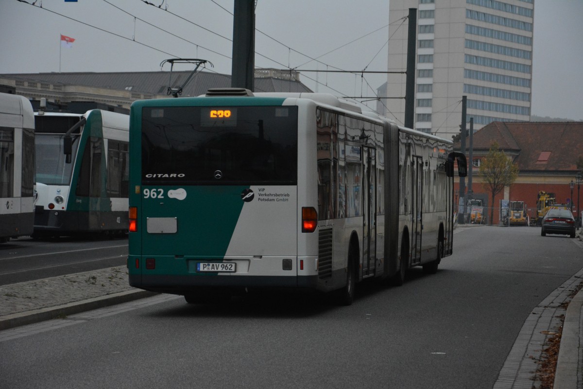 Am 25.10.2014 fhrt P-AV 962 (Mercedes Benz O530) Richtung Potsdam Hauptbahnhof. Aufgenommen am Landtag.
