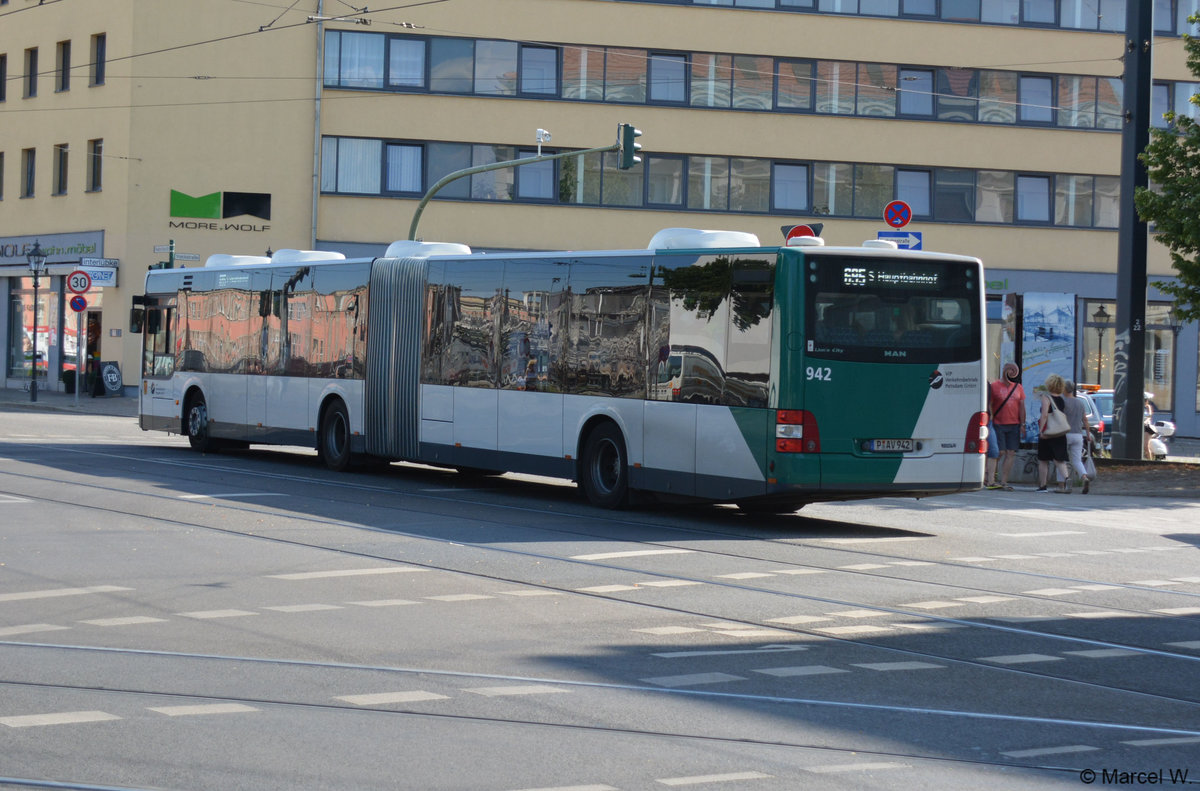 Am 26.07.2018 fuhr P-AV 942 auf der Linie 695 durch Potsdam. Aufgenommen wurde ein MAN Lion's City G / Potsdam, Platz der Einheit. 