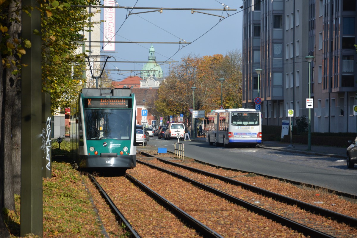 Am 27.10.2014 steht Siemens Combino 403  Freiburg im Breisgau  als Betriebsfahrt am Platz der Einheit. 