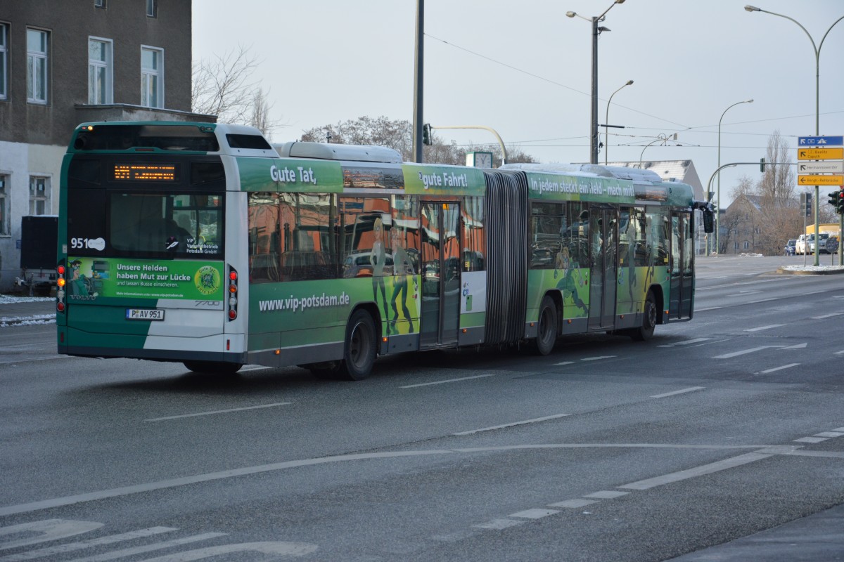 Am 27.12.2014 fährt P-AV 951 auf der Linie 694 zur Küsselstraße. Aufgenommen wurde ein Volvo 7700, Potsdam Hauptbahnhof.