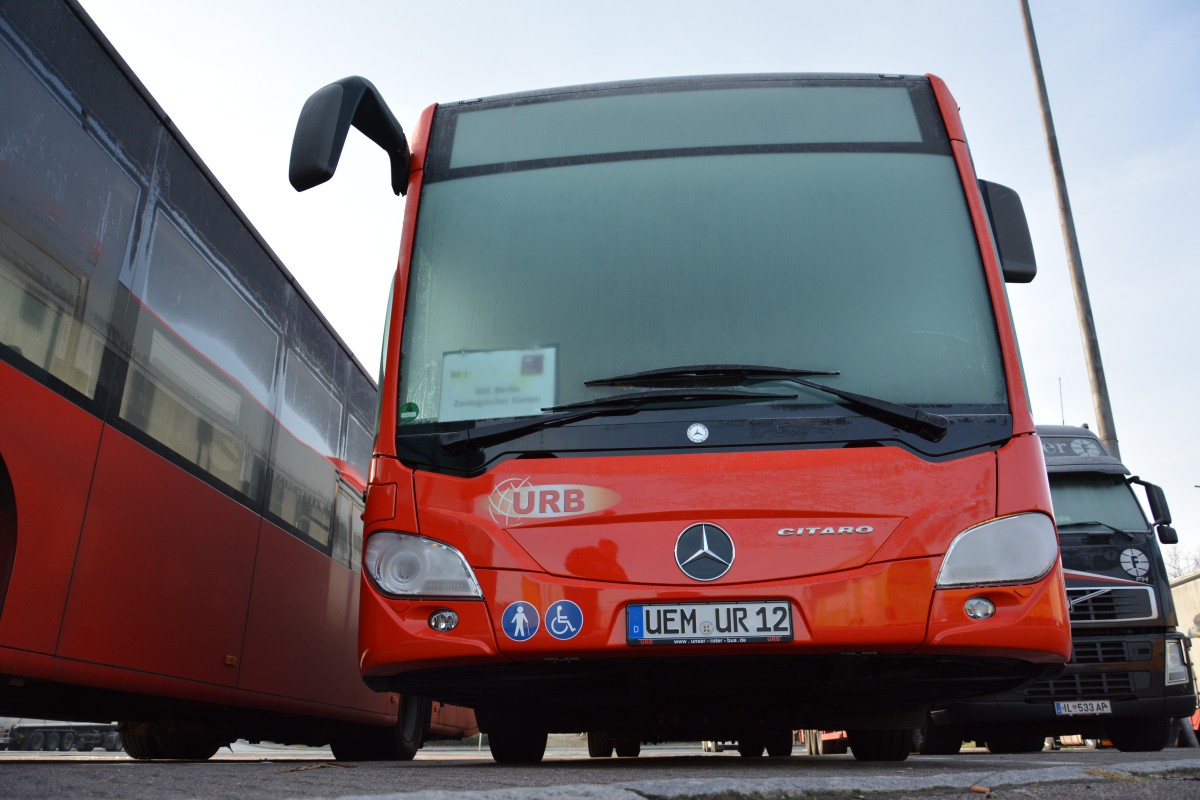 Am 27.12.2014 steht UEM-UR 12 (Mercedes Benz Citaro) abgestellt auf dem Parkplatz an der Avus in Berlin.