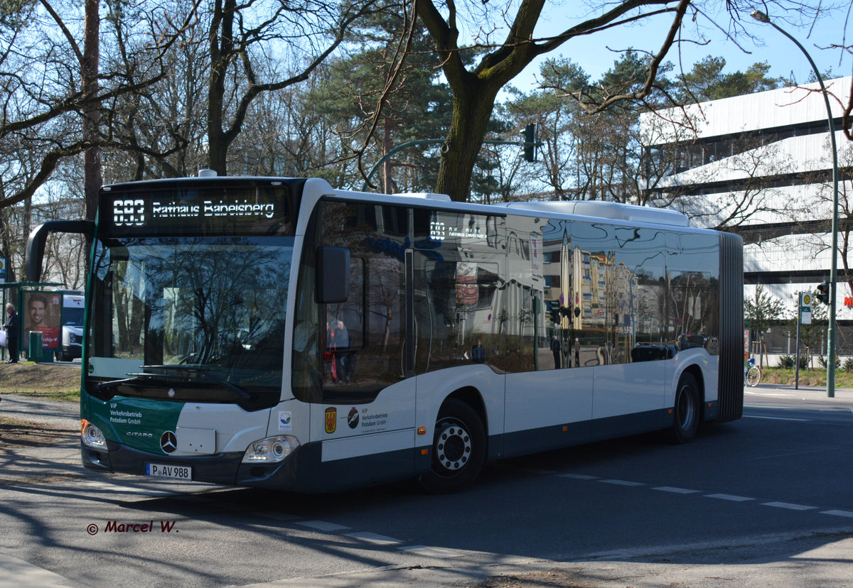 Am 28.03.2017 fährt P-AV 988 auf der Linie 693 zwischen dem Bahnhof Rehbrücke und Rathaus Babelsberg. Aufgenommen wurde ein Mercedes Benz Citaro der zweiten Generation. 