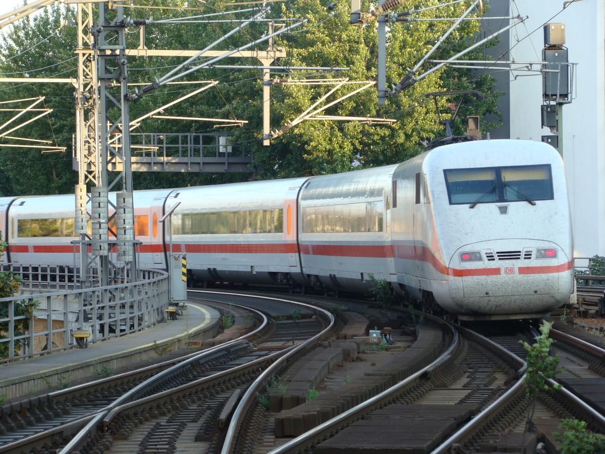 Am 30.07.2009 fährt dieser ICE 1 durch den Bahnhof Berlin Friedrichstraße. Nächster Halt, Berlin Hauptbahnhof.