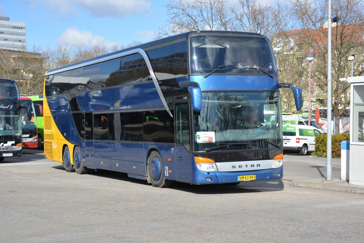 AM 63 993 aus Dänemark ist am 06.04.2015 unterwegs für Rødbillet.dk. Aufgenommen wurde ein Setra S 431 DT / Zob Berlin. 