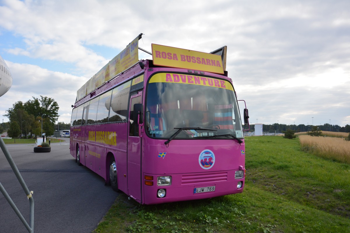 Am Jumbo Stay Hotel steht dieser Bus. Aufgenommen am 13.09.2014 Stockholm Arlanda Airport.