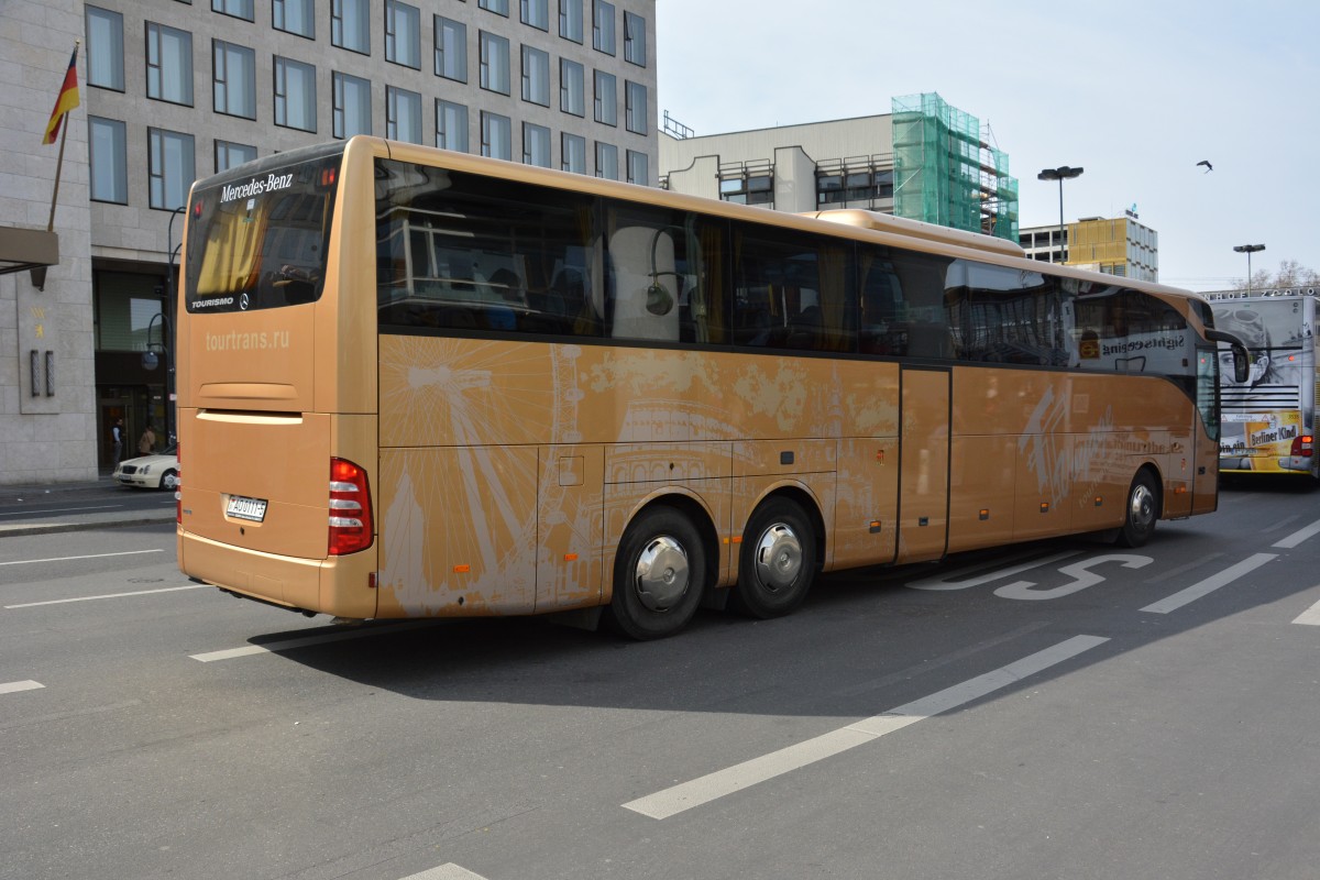 AO 01111-5 fährt am 11.04.2015 durch Berlin. Aufgenommen wurde ein Mercedes Benz Tourismo / Berlin Zoologischer Garten. 