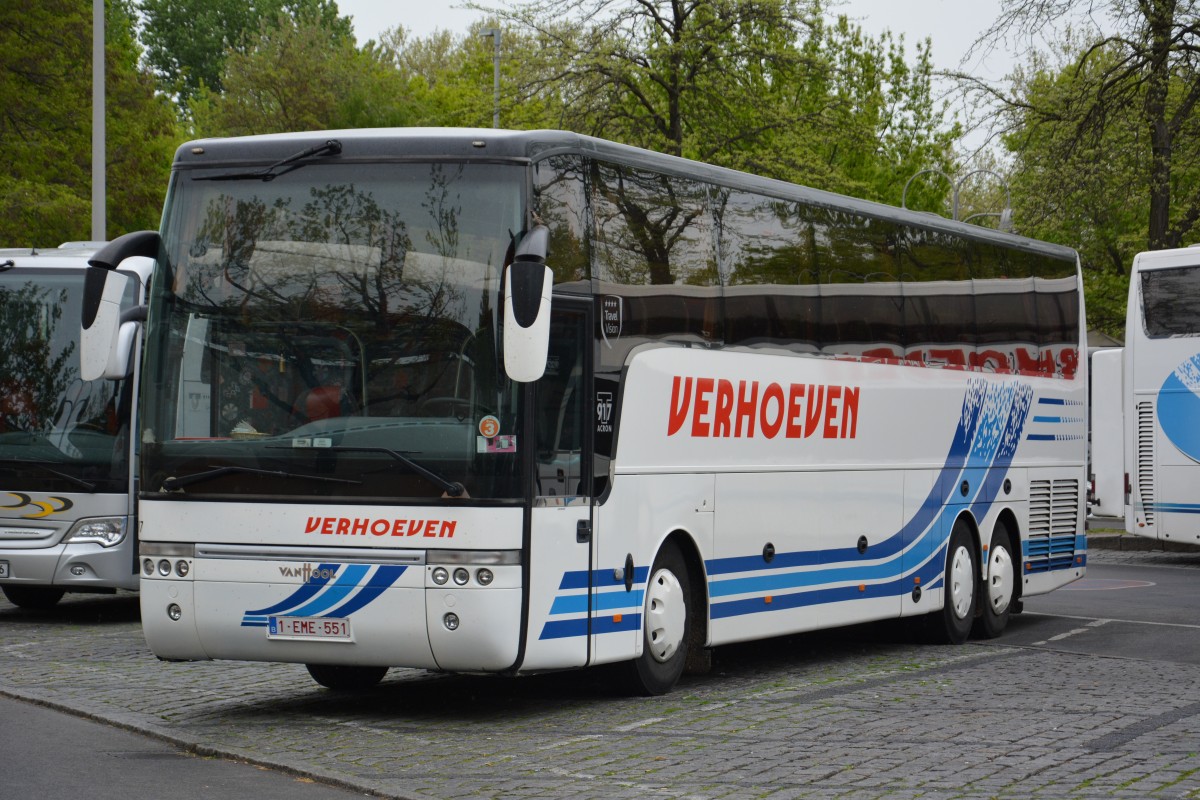 Aus Belgien kommt dieser VanHool 927 Astromega mit dem Kennzeichen PXQ 079. Aufgenommen am Hardenbergplatz in Berlin / 05.05.2015. 