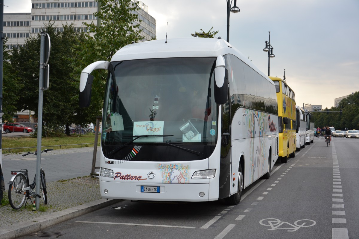 Aus Italien kommt dieser Irisbus Domino mit dem Kennzeichen EA-068Yk. Aufgenommen am Alexanderplatz Berlin.
