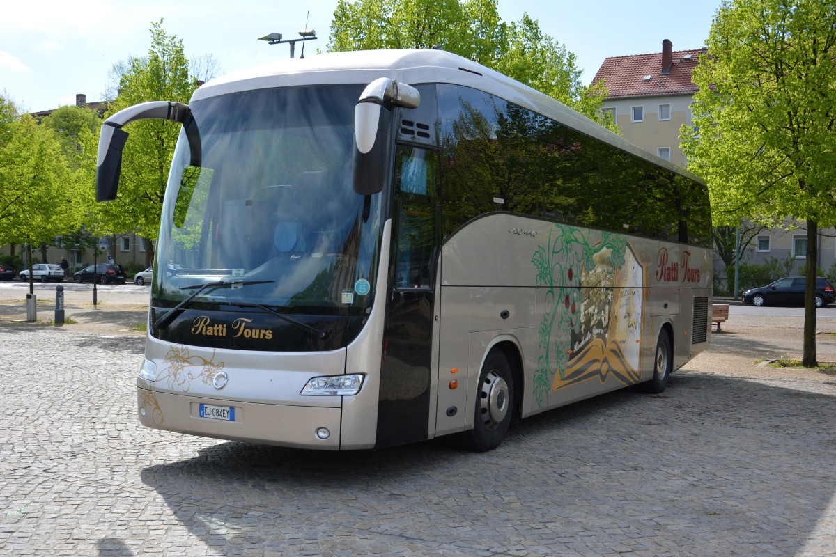 Aus Italien kommt dieser Irisbus Domino (EJ 084EY) und steht am 03.05.2015 auf dem Bassinplatz in Potsdam. 