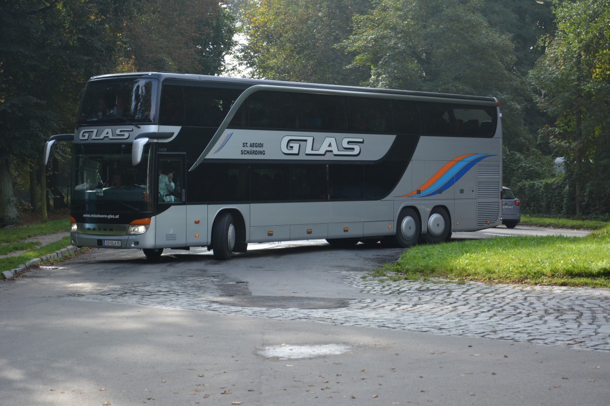 Aus Österreich kommt dieser Setra 431 DT mit dem Kennzeichen SD-GLA 15. Aufgenommen beim wenden, Potsdam Neues Palais, 18.10.2014.