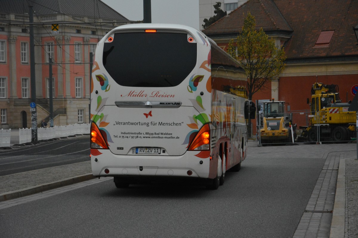 Aus Ravensburg kommt dieser Neoplan Cityliner mit dem Kennzeichen RV-ZV 11. Aufgenommen am 25.10.2014 , Potsdam Landtag. 