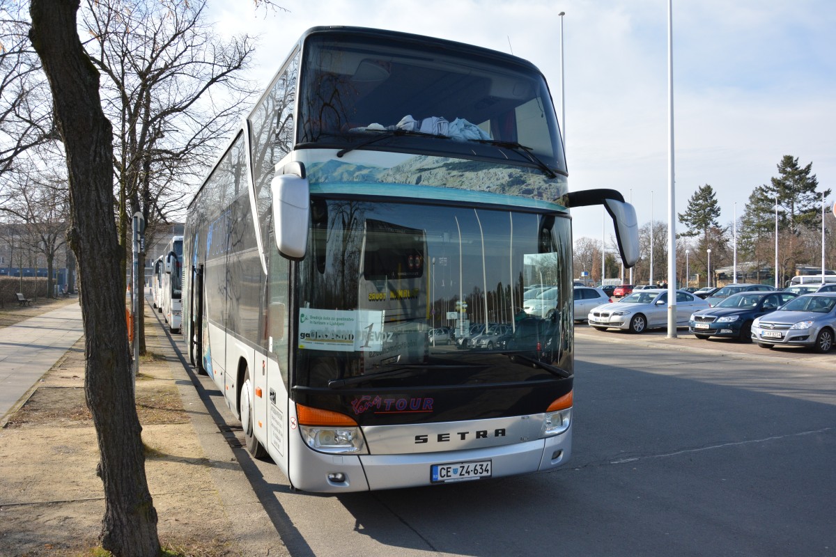 Aus Slowenien kommt dieser Setra S 431 DT mit dem Kennzeichen CE Z4-634. Aufgenommen am 07.03.2015 / Berlin Olympischer Platz. 