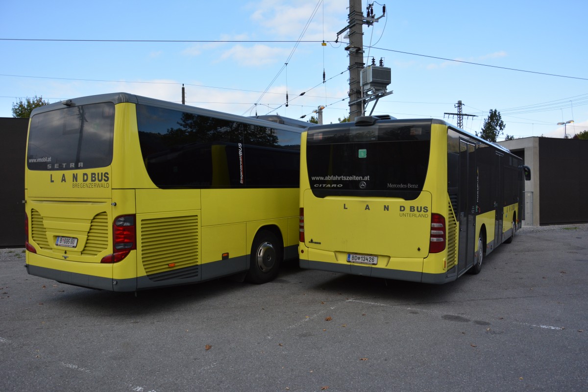 B-695GU (Setra S 415 H) und BD-13426 (Mercedes Benz Citaro Facelift) stehen am 11.10.2015 am Bahnhof Bregenz.
