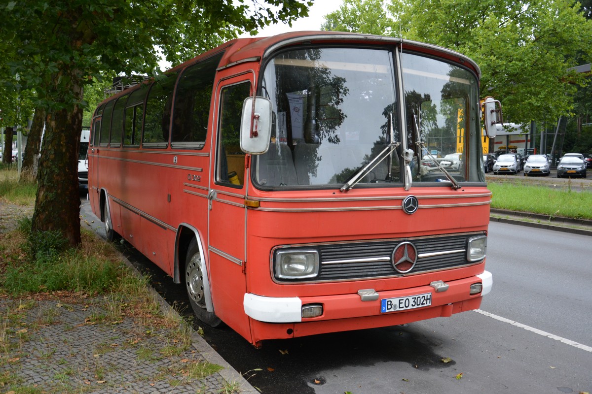 B-EO 302H steht am 19.07.2015 abgestellt am U-Bahnhof Ruhleben. Aufgenommen wurde ein Mercedes Benz O 302. 