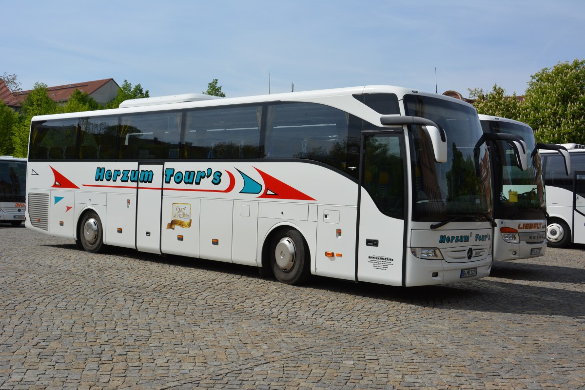 B-MB 1227 steht am 09.05.2015 auf dem Bassinplatz in Potsdam. Aufgenommen wurde ein Mercedes Benz Tourismo.
