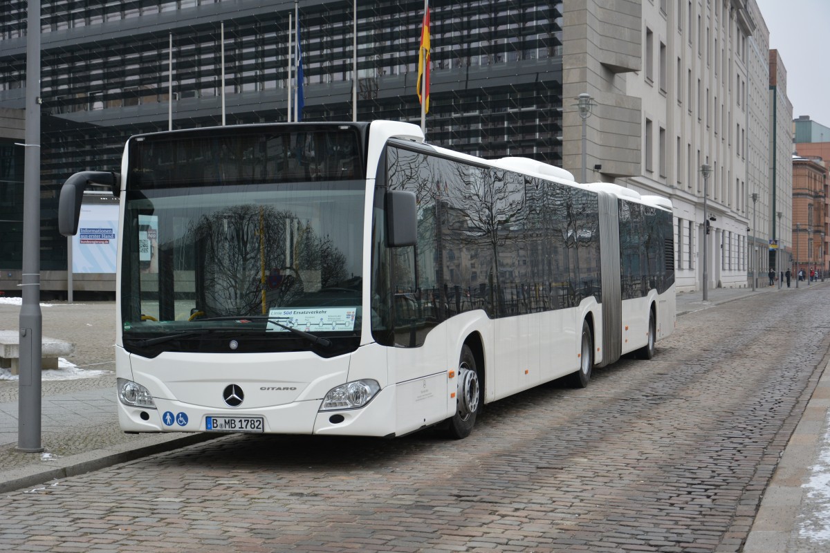 B-MB 1782 steht am 07.02.2015 am S-Bahnhof Berlin Friedrichstraße und wartet auf seinen nächsten Einsatz. Aufgenommen wurde ein Mercedes Benz Citaro 2. 