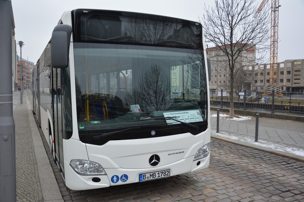 B-MB 1782 steht am 07.02.2015 am S-Bahnhof Berlin Friedrichstraße und wartet auf seinen nächsten Einsatz. Aufgenommen wurde ein Mercedes Benz Citaro 2. 