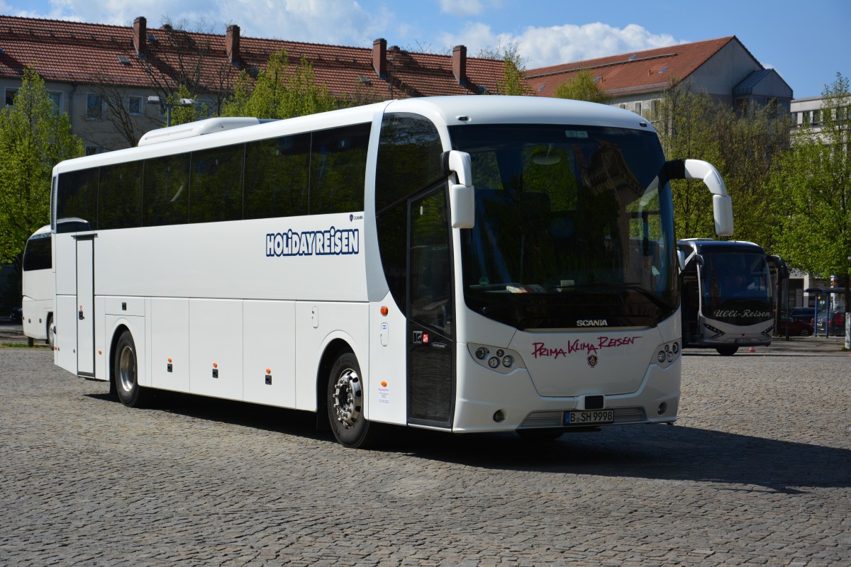 B-SH 9998 steht am 29.04.2015 auf dem Bassinplatz in Potsdam. Aufgenommen wurde ein Scania OmniExpress. 