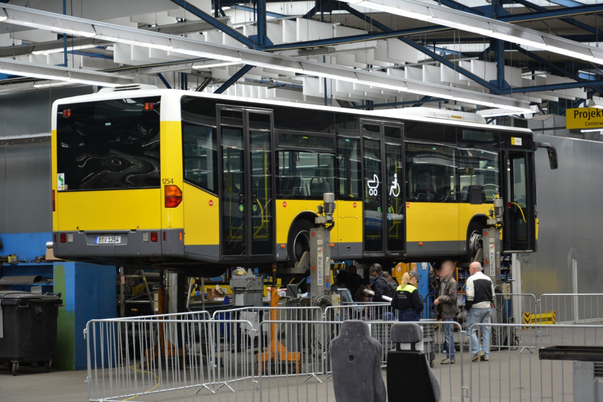 B-V 1254 (Mercedes Benz Citaro) steht am 27.06.2015 in der Werkstatt in Berlin Lichtenberg. 