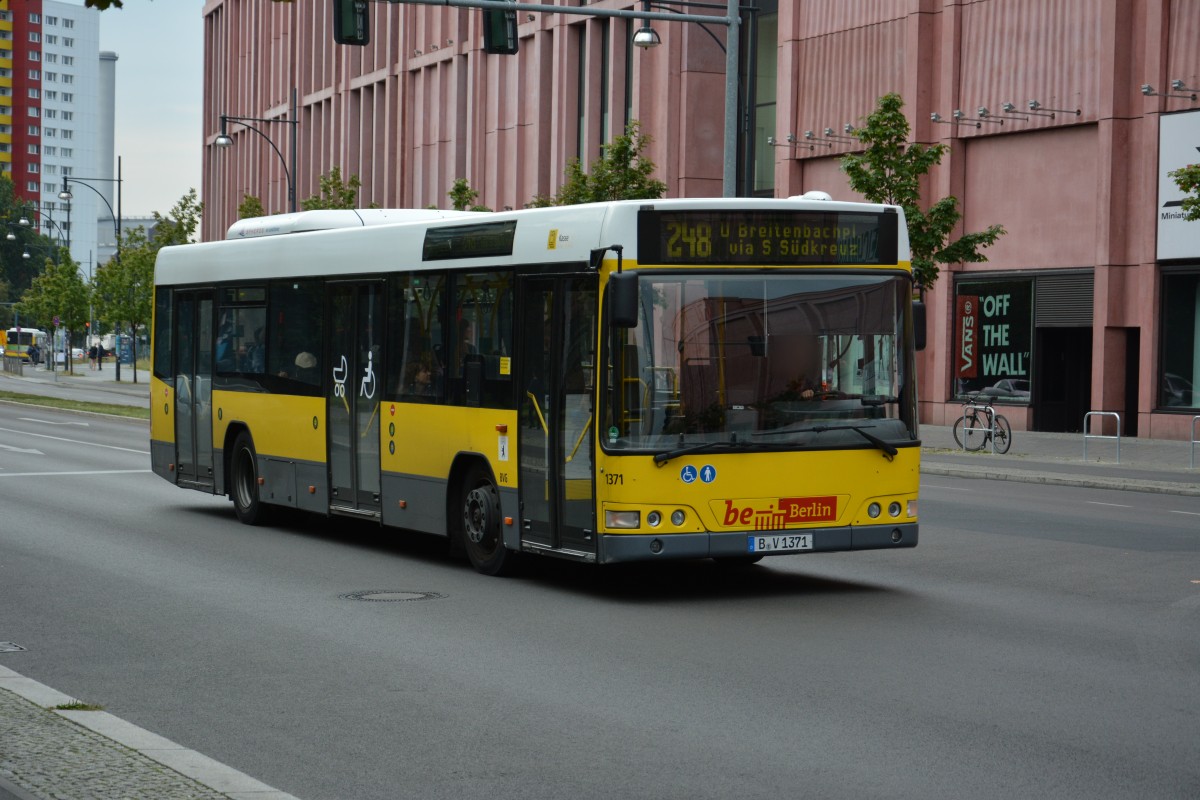B-V 1371 fhrt am 21.08.2014 auf der Linie 248 zum U-Bahnhof Breitenbachplatz. Aufgenommen am Alexa Berlin.