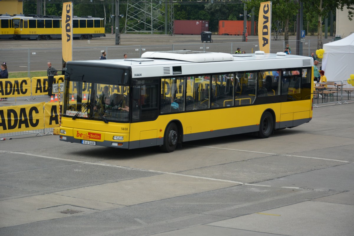 B-V 1408 ist am 27.06.2015 als Fahrschulwagen in Berlin Lichtenberg unterwegs. Aufgenommen wurde ein MAN. 