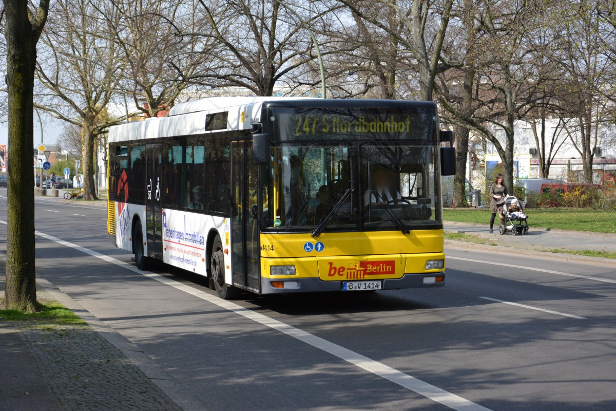 B-V 1414 (MAN) fährt am 11.04.2015 auf der Linie 247 zum S-Bahnhof Nordbahnhof. Aufgenommen an der Böttgerstraße. 