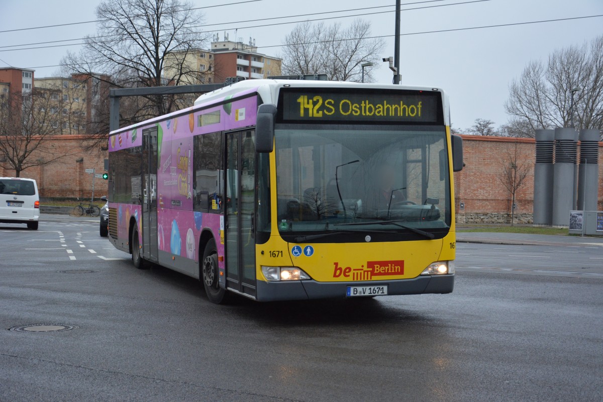 B-V 1671 ist am 24.12.2014 unterwegs auf der Linie 142 zum Ostbahnhof. Aufgenommen wurde ein Mercedes Benz Citaro Facelift, Berlin Hauptbahnhof.