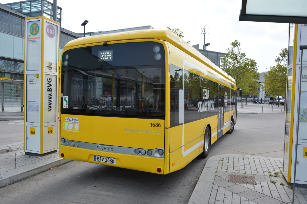 B-V 1686 fährt am 04.09.2015 auf der BVG Buslinie 204. Aufgenommen wurde ein Solaris Urbino 12 Electric der BVG, Berlin S-Bahnhof Südkreuz.