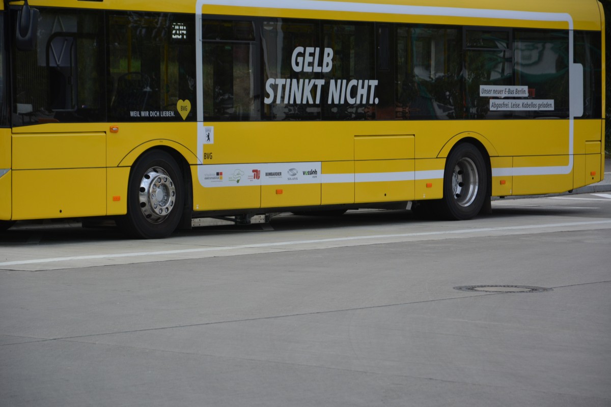 B-V 1686 fährt am 04.09.2015 auf der BVG Buslinie 204. Aufgenommen Berlin S-Bahnhof Südkreuz, Solaris Urbino 12 Electric. 
