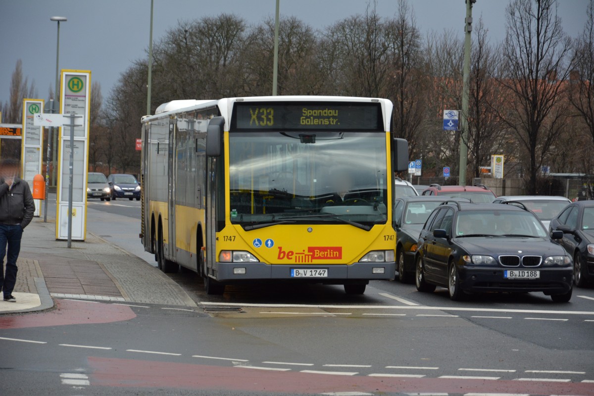 B-V 1747 (Mercedes Benz Citaro L) ist am 11.01.2015 unterwegs auf der Linie X33. Aufgenommen am Rathaus Spandau. 