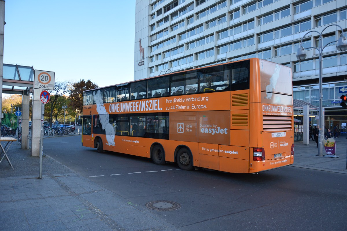 B-V 3106 ist am 08.11.2014 unterwegs auf der Linie 100 zur Hertzallee. Aufgenommen wurde ein MAN Lion's City DD, Berlin Zoologischer Garten.
