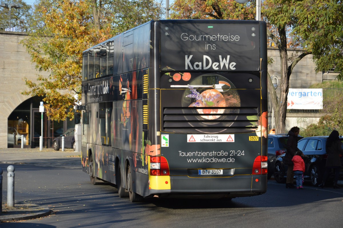B-V 3107 ist am 08.11.2014 unterwegs auf der Linie 100 zur Hertzallee. Aufgenommen wurde ein MAN Lion's City DD, Berlin Zoologischer Garten.