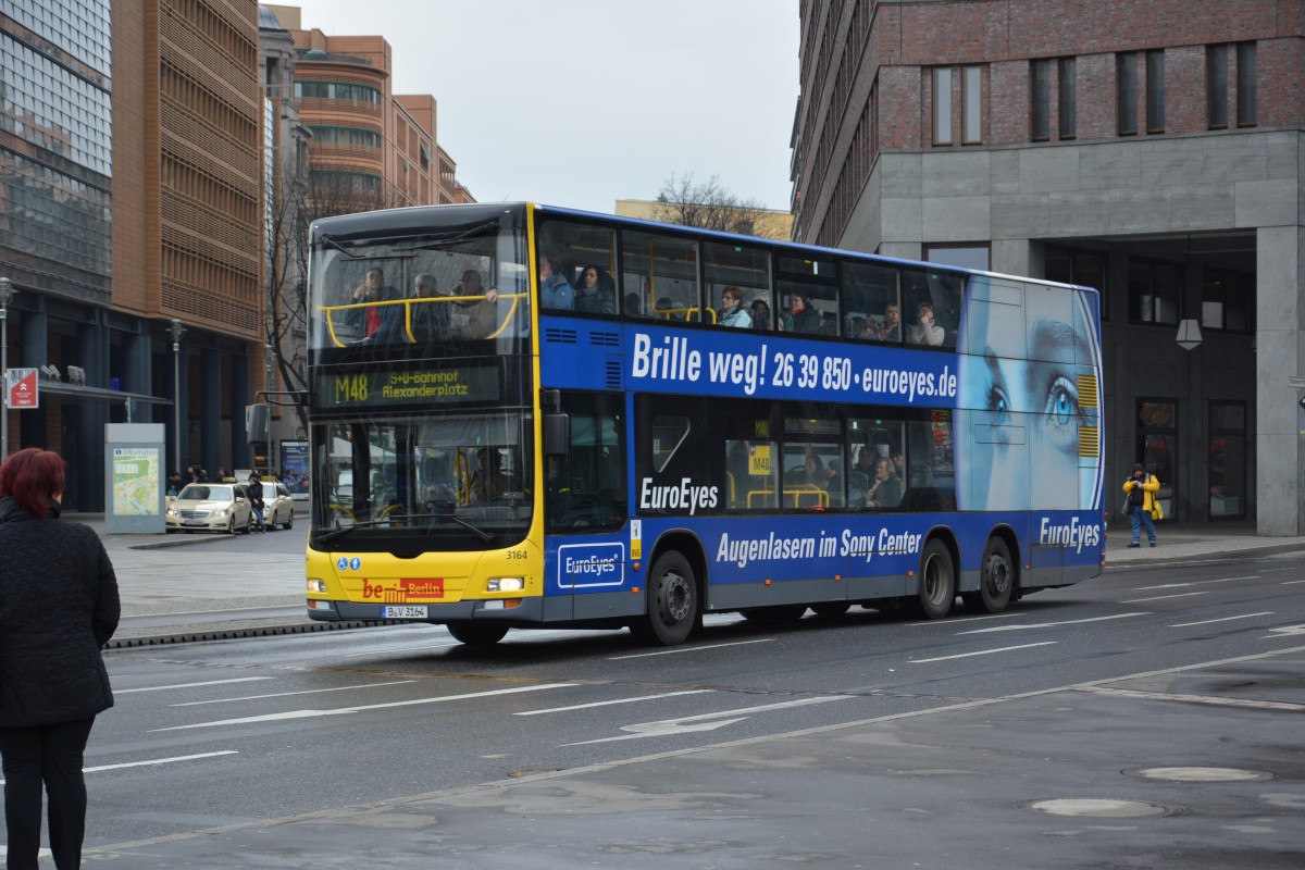 B-V 3164 fährt am 14.03.2015 auf der Linie M48 zum Alexanderplatz. Aufgenommen wurde ein MAN Lion's City DD / Berlin Potsdamer Platz. 