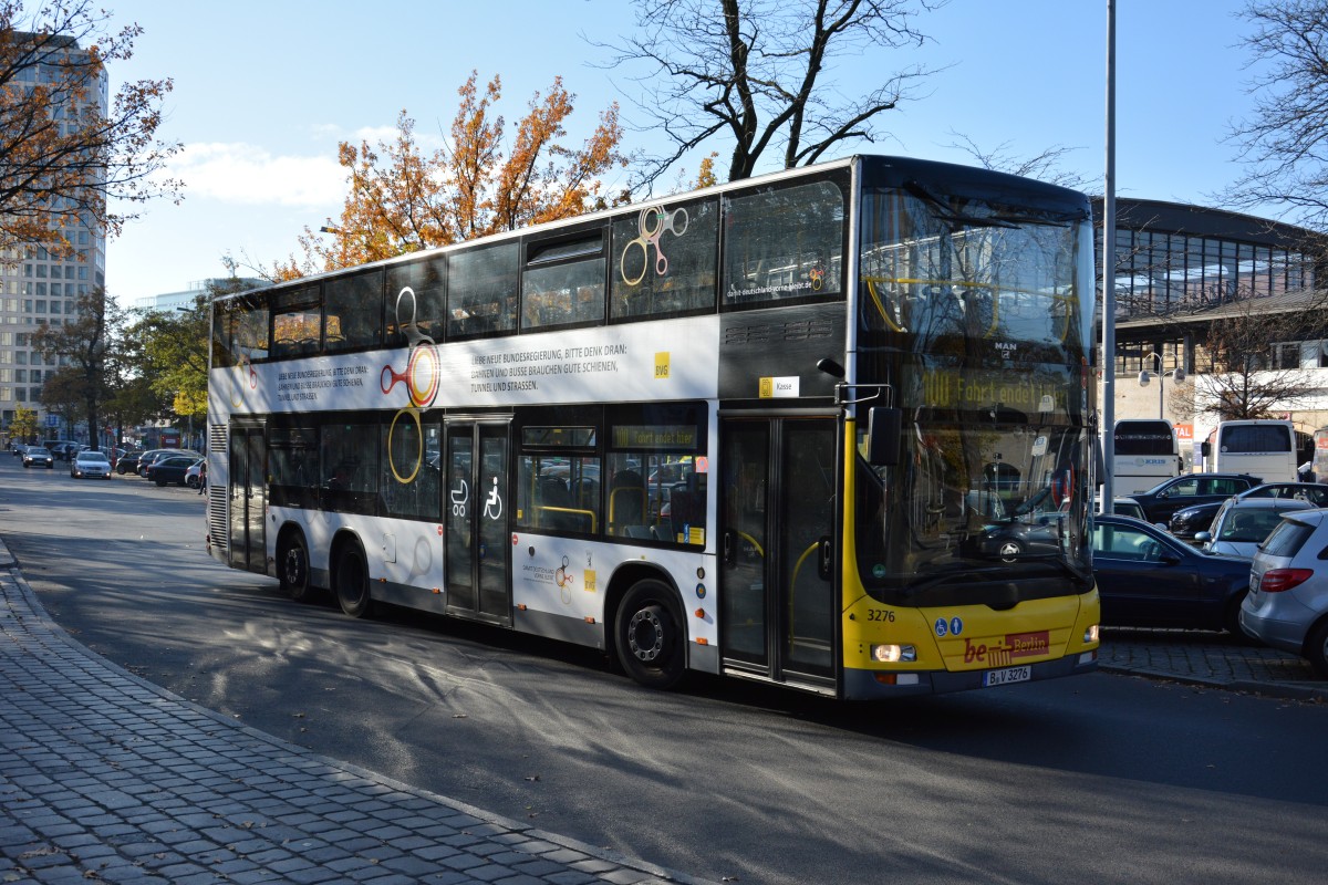 B-V 3276 ist am 08.11.2014 unterwegs auf der Linie 100 zur Hertzallee. Aufgenommen wurde ein MAN Lion's City DD, Berlin Zoologischer Garten.
