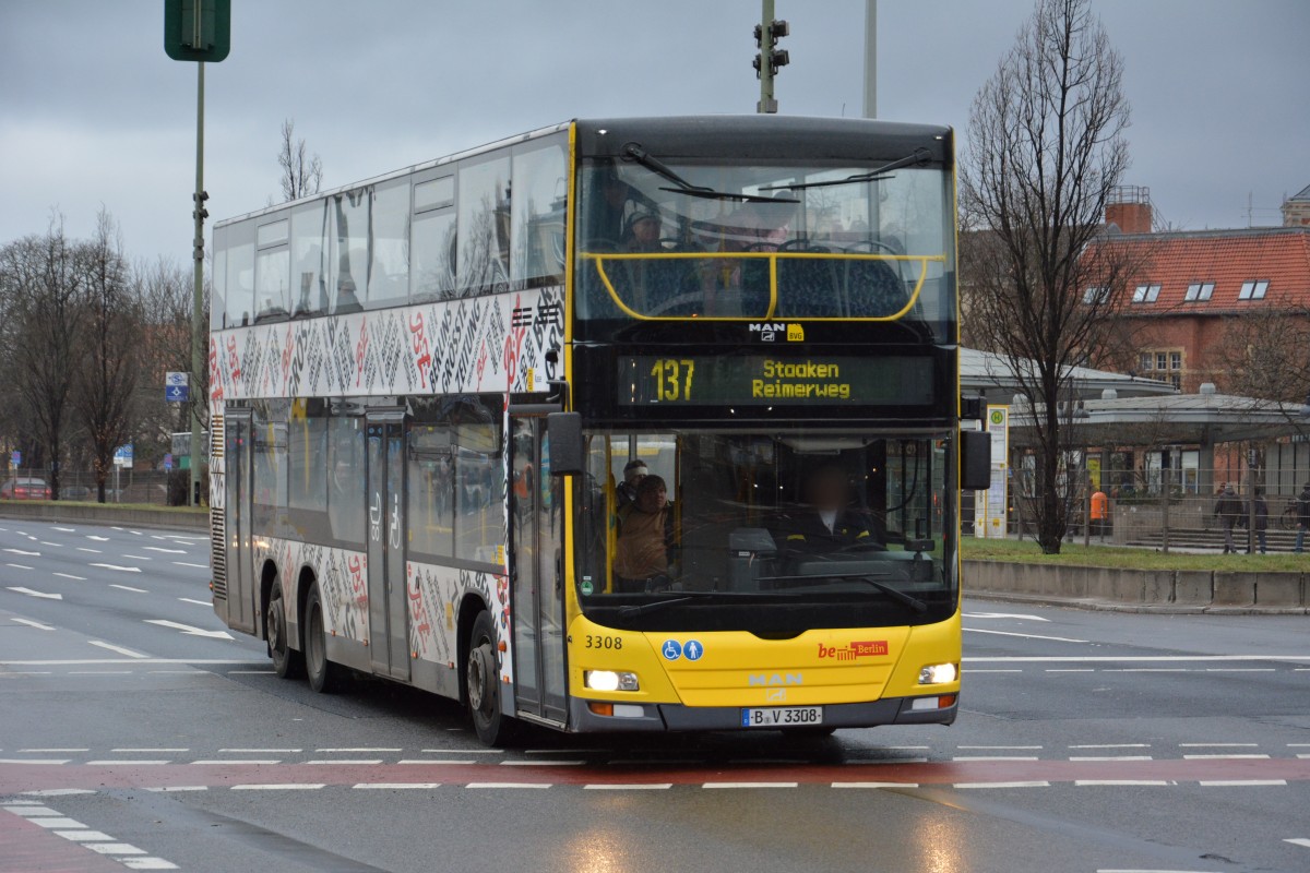 B-V 3308 (MAN Lion's City) ist am 11.01.2015 unterwegs auf der Linie 137. Aufgenommen am Rathaus Spandau.
