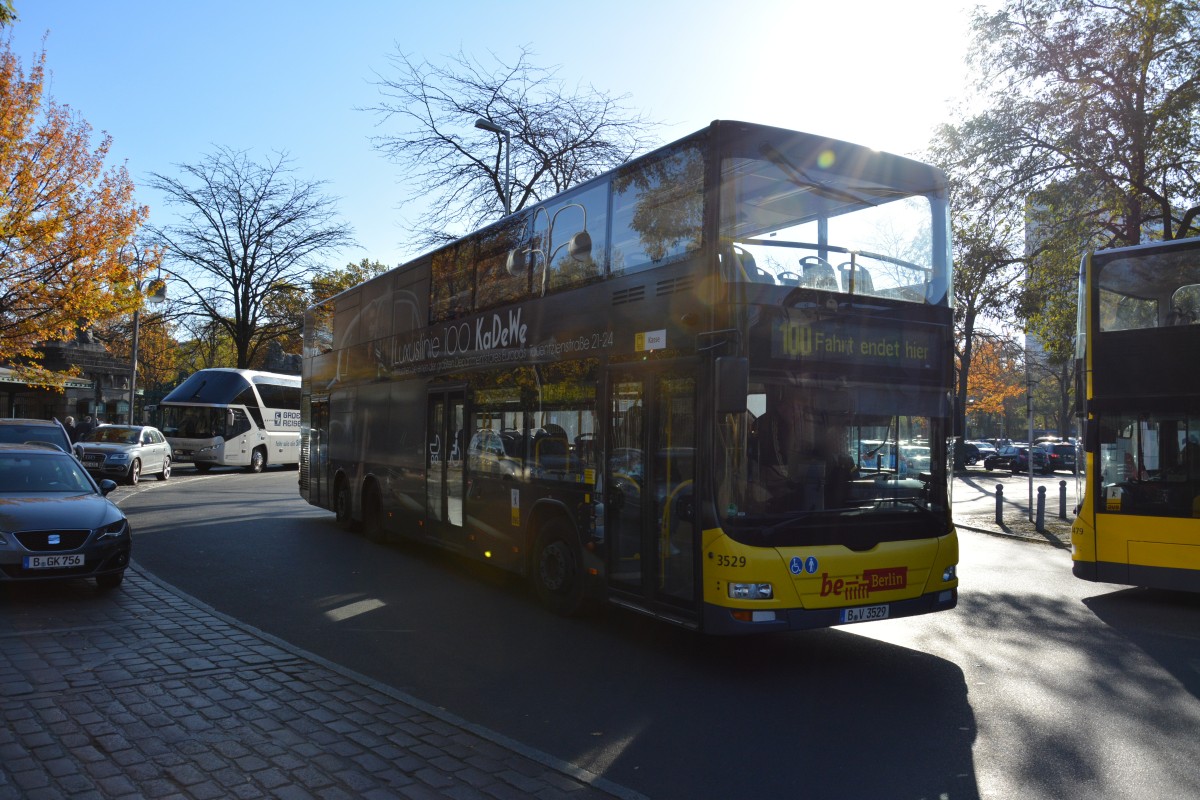 B-V 3529 ist am 08.11.2014 unterwegs auf der Linie 100 zur Hertzallee. Aufgenommen wurde ein MAN Lion's City DD, Berlin Zoologischer Garten.
