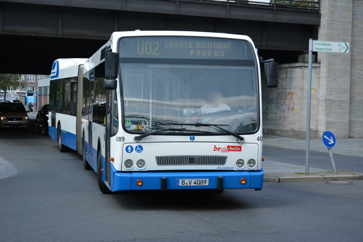 B-V 4089 fhrt am 21.08.2014 auf der Linie U2 als SEV. Aufgenommen wurde ein Volvo, Berlin Zoologischer Garten.