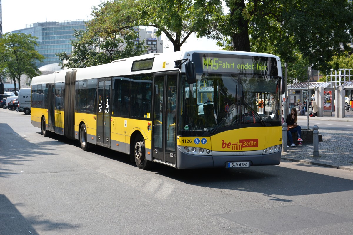 B-V 4126 fhrt am 21.08.2014 auf der Linie M45. Aufgenommen wurde ein Solaris Urbino 18, Berlin Zoologischer Garten.
