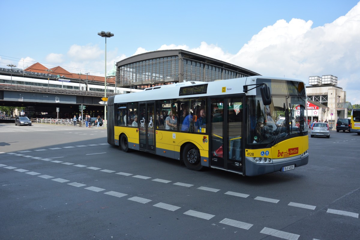 B-V 4128 fhrt am 21.08.2014 auf der Linie U2 als SEV. Aufgenommen wurde ein Solaris Urbino 18, Berlin Zoologischer Garten.
