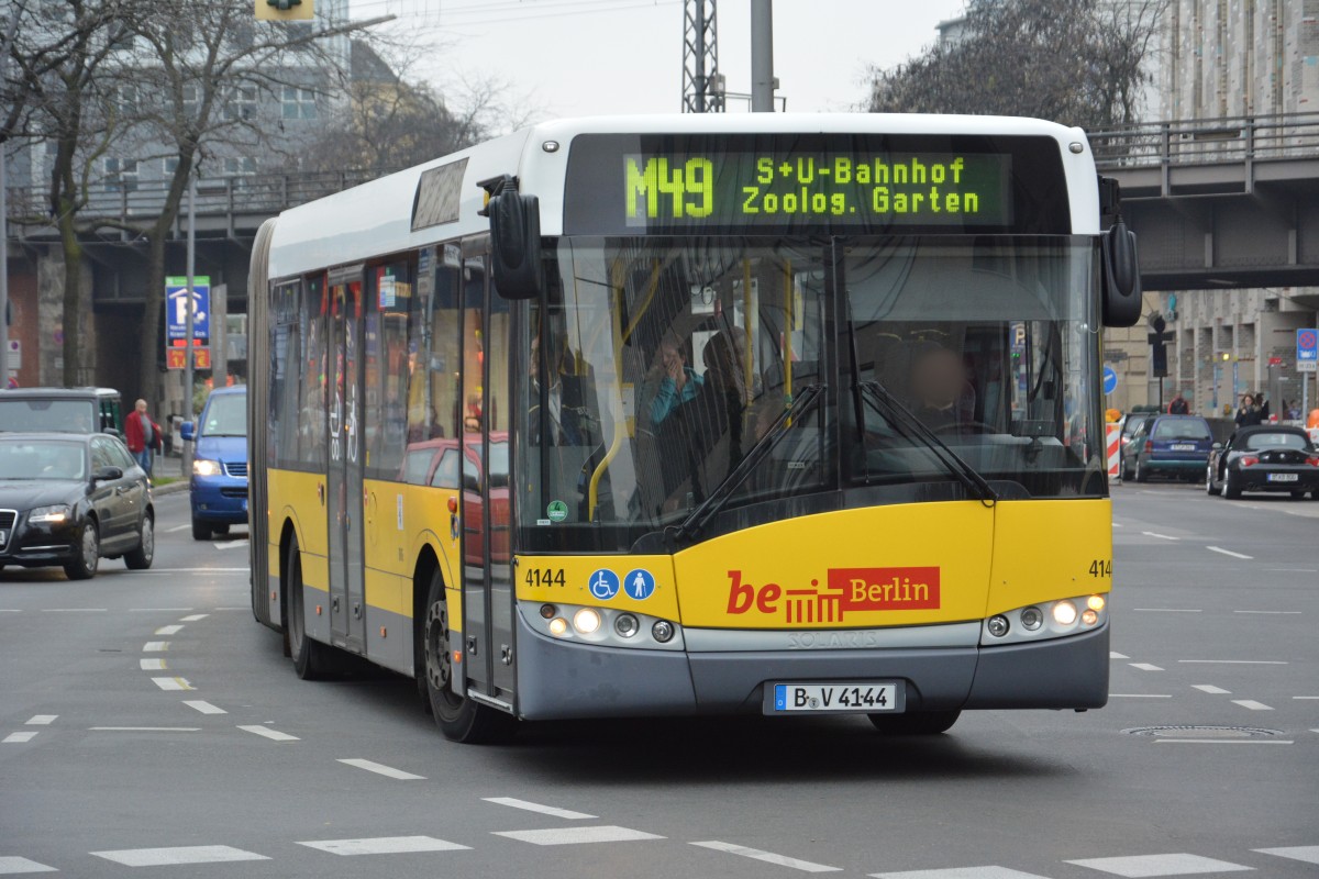 B-V 4144 ist am 30.10.2014 unterwegs auf der Linie M49 zum Zoologischen Garten. Aufgenommen wurde ein Solaris Urbino 18, Berlin Kantstrae. 