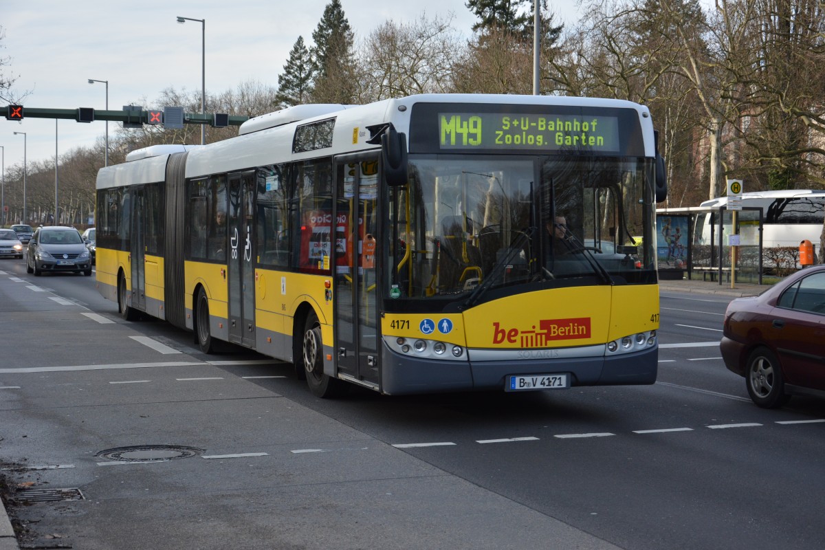 B-V 4171 fährt am 17.01.2015 auf der Linie M49 zum Zoo in Berlin. Aufgenommen wurde ein Solaris Urbino 18, Berlin Heerstraße.